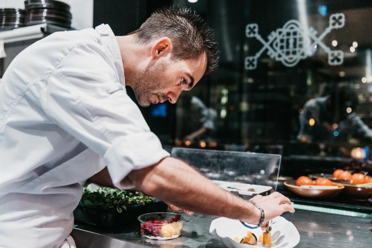 Het Arresthuis Roermond Exterior photo Chef preparing a meal