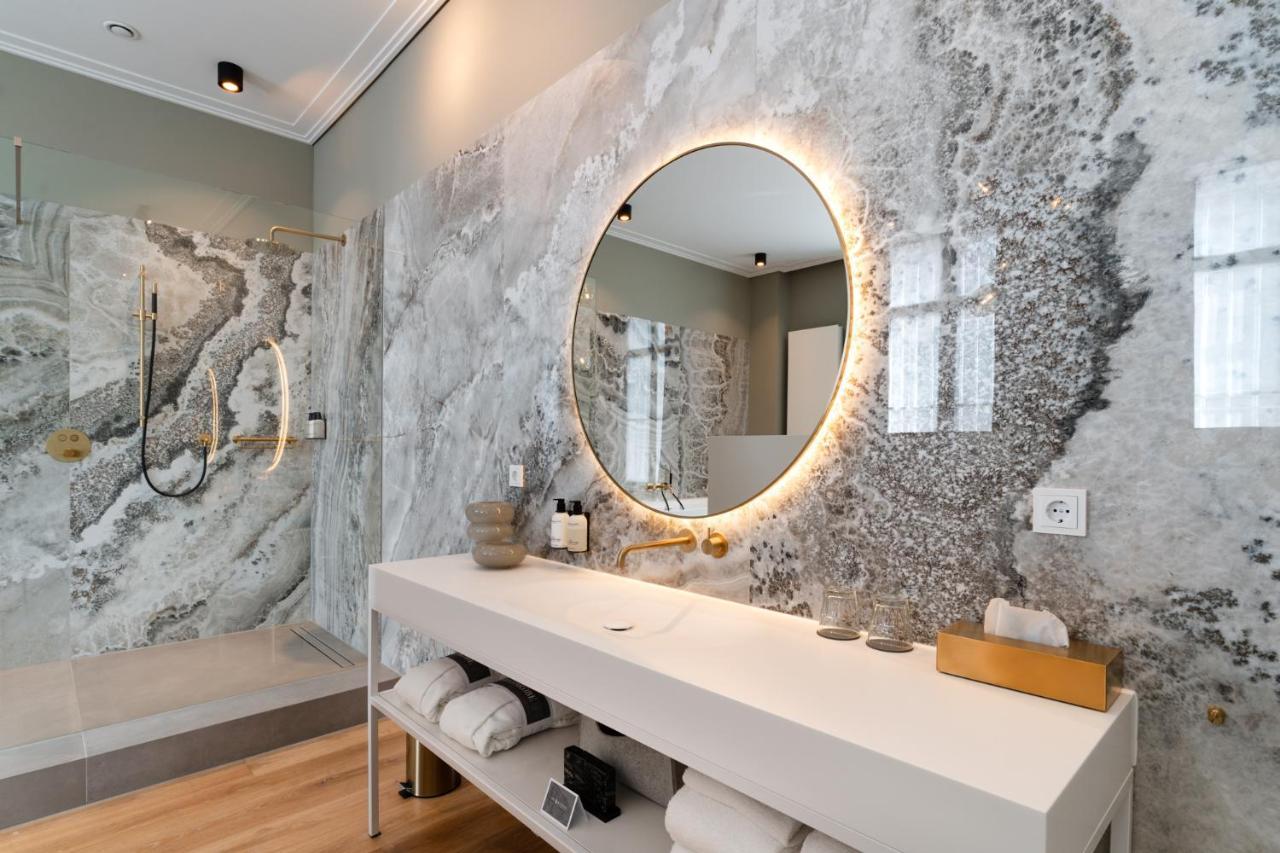 Het Arresthuis Roermond Exterior photo Bathroom with a backlit mirror