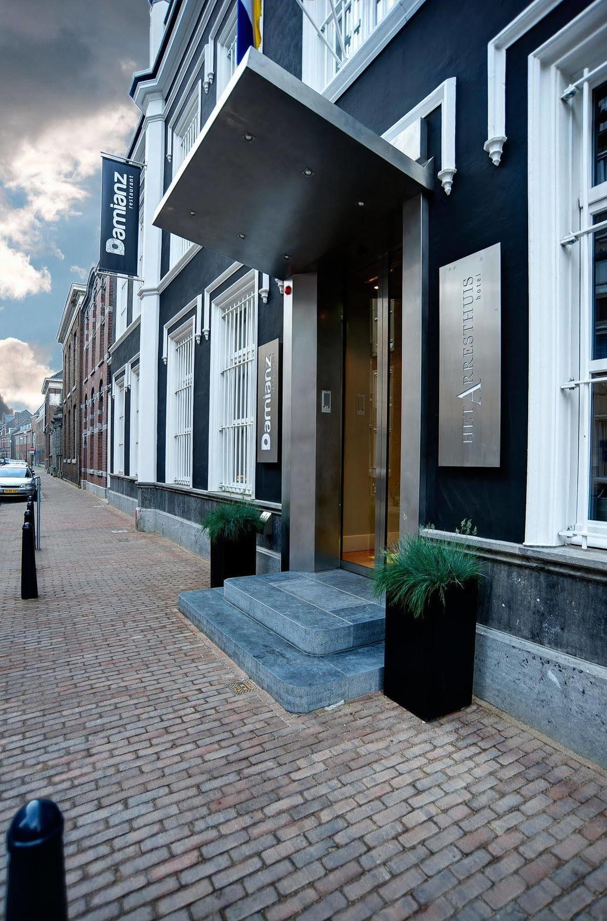 Het Arresthuis Roermond Exterior photo The entrance to the hotel